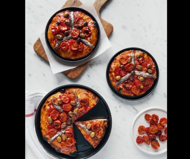 Pizza al padellino con alici, olive taggiasche e pomodorini